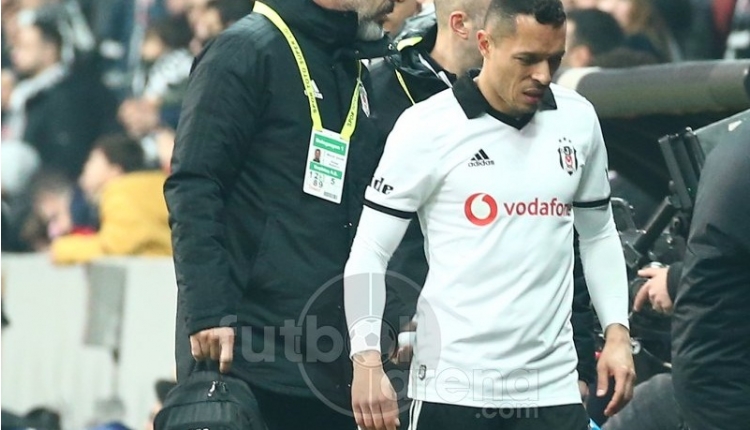 Beşiktaş'ta Adriano ve Necip Uysal sakatlandı! Göztepe maçını yarıda bıraktı