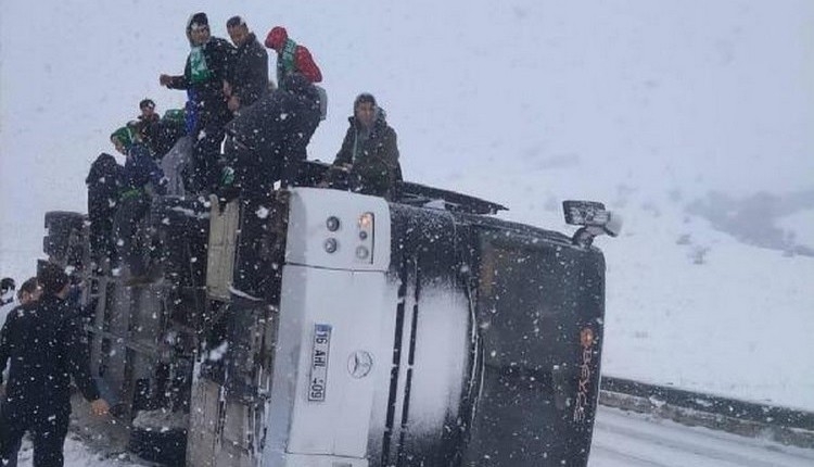 Bursasporlu taraftarları taşıyan otobüs kaza yaptı