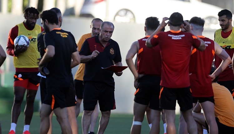 Galatasaray'da PSV öncesi 2 futbolcunun Covid-19 testi pozitif