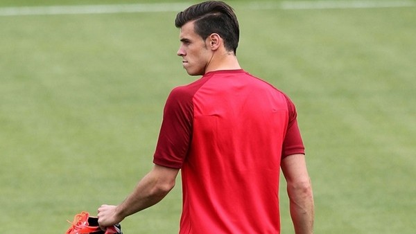 Gareth Bale çocukara futbol öğretiyor