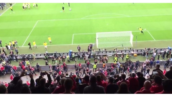 Liverpool ve Sevilla taraftarı final maçı öncesi birbirine girdi