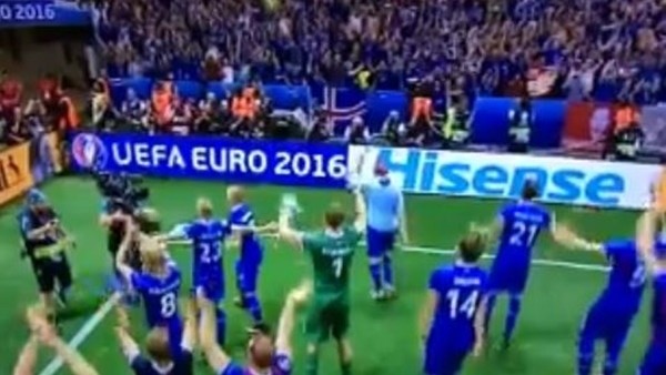İzlanda'lı oyuncuların maç sonu sevinci.