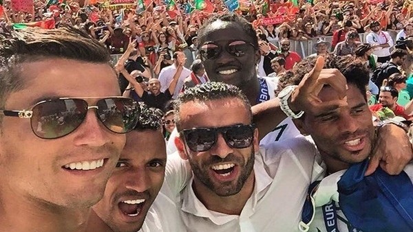Ronaldo taraftarının karşısında meşhur sevincini yaptı