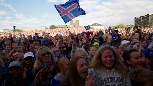 Ülkeye dönen İzlanda milli takımına müthiş karşılama