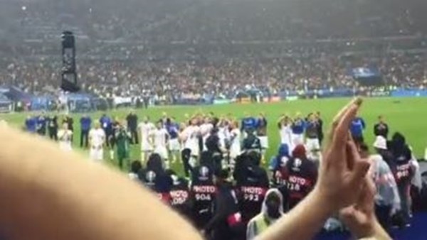 İzlandalı taraftarlar maç sonu futbolcuları tribüne çağırdı