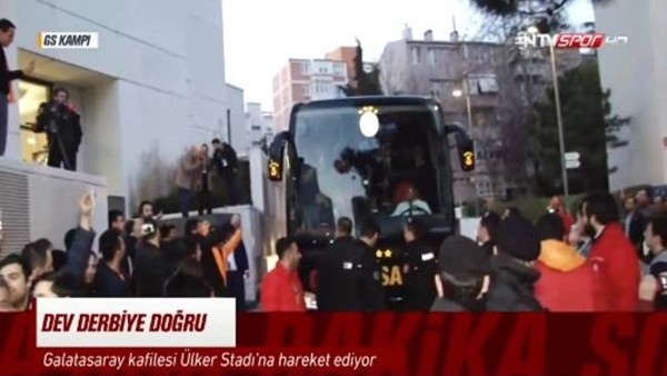 Galatasaray takım otobüsü Kadıköy'e doğru yola çıktı
