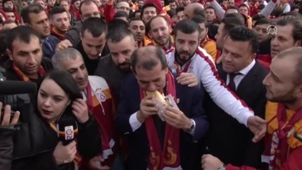 Galatasaraylı taraftarlardan Dursun Özbek'e yoğun ilgi