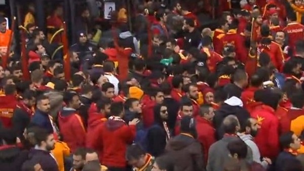 Galatasaraylı taraftarlar maç saatini bekliyor