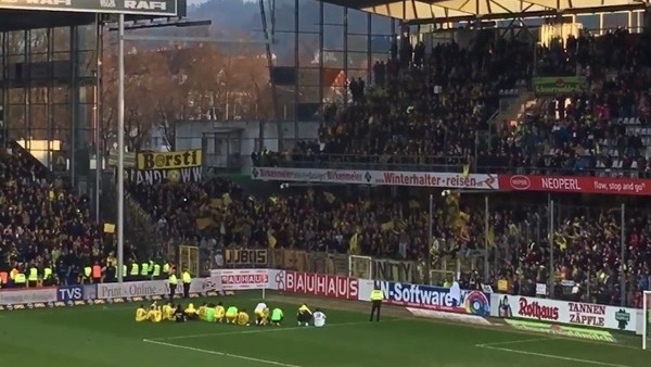 Dortmundlu oyuncular galibiyeti taraftarıyla kutladı