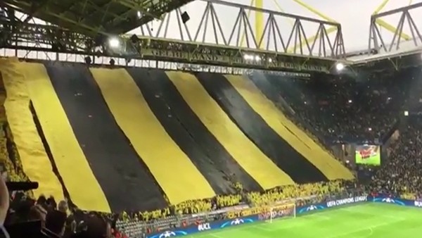 Dortmundlu taraftardan dev bayrak!