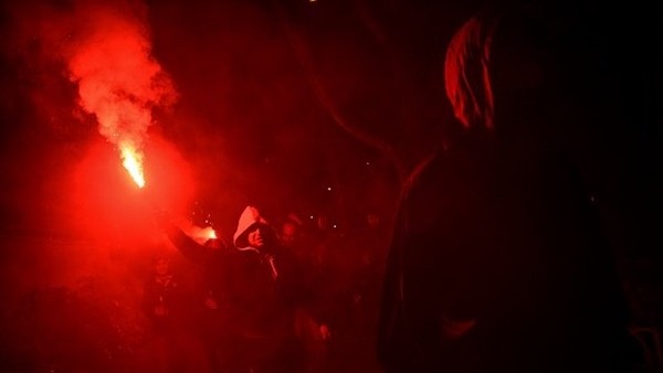 Beşiktaş taraftarları Vodafone Arena'ya giderken ortalığı yaktı