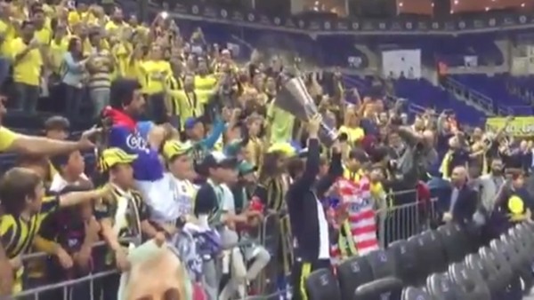 Melih Mahmutoğlu'ndan Fenerbahçeli çocuklara jest