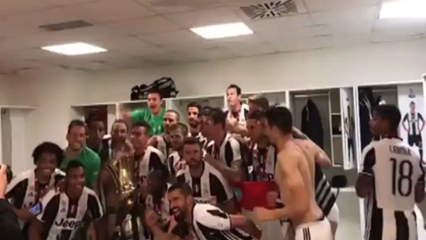 Juventuslu futbolcuların kupa coşkusu