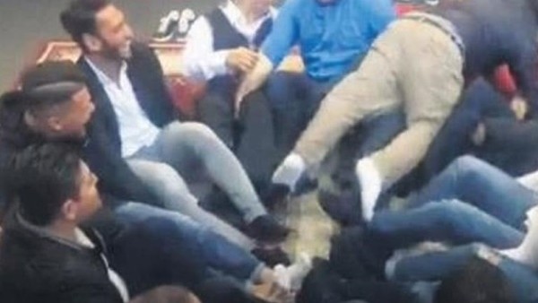 Hakan Çalhanoğlu'nu kemerle dövdüler