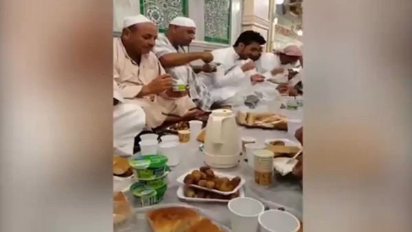 Paul Pogba, Mekke'de iftar sofrasına oturdu