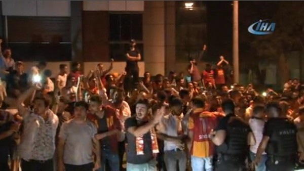 Galatasaraylı taraftarlar Florya'ya akın etti
