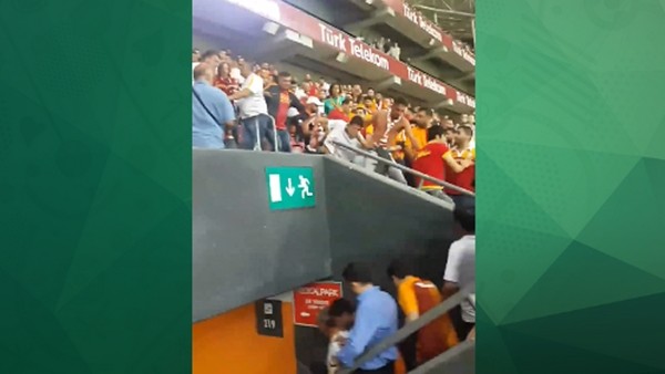Galatasaray tribününde kavga çıktı