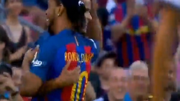 Rivaldo inanılmaz kaçırdı, Ronaldinho rezil etti!