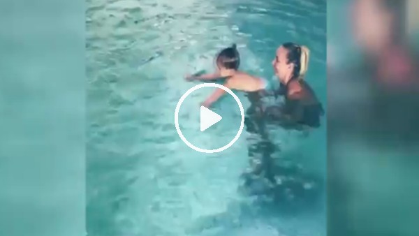 Sneijder'in oğlu Xess Xava yüzme öğreniyor