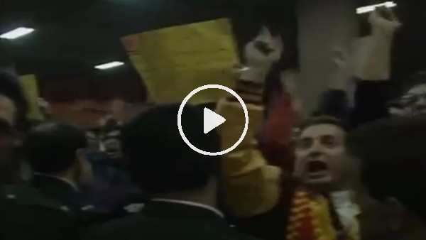 Galatasaraylı taraftarların, 24 yıl önce Manchester United kafilesini şoke ettiği anlar