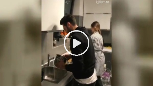 Hakan Çalhanoğlu bulaşık yıkıyor