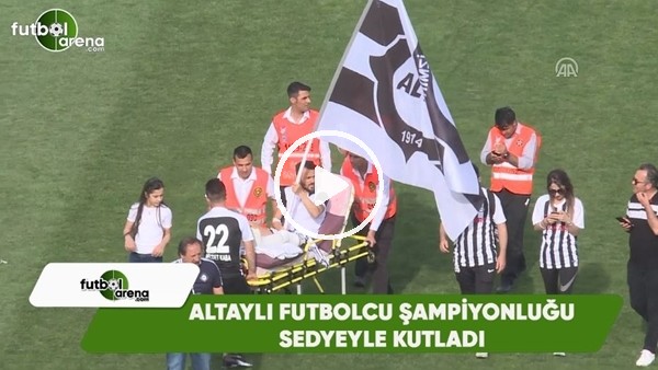 Ayağı kırık Altaylı futbolcu, sedye ile sahada kutlama yaptı