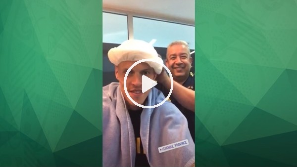 Kafasına 10 dikiş atılan Martin Skrtel saçlarını yıkatıyor