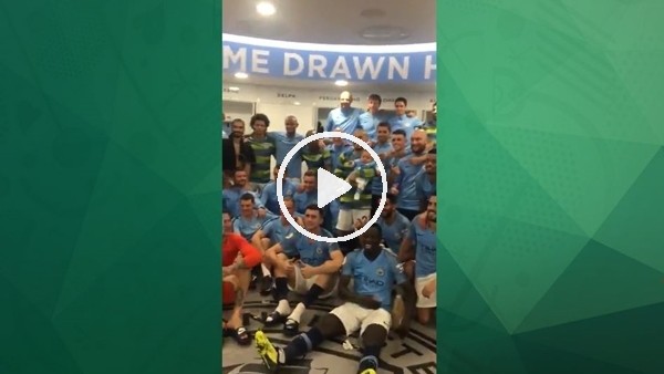 Manchester Cityli futbolcular galibiyeti David Silva'nın bebeğiyle kutladı