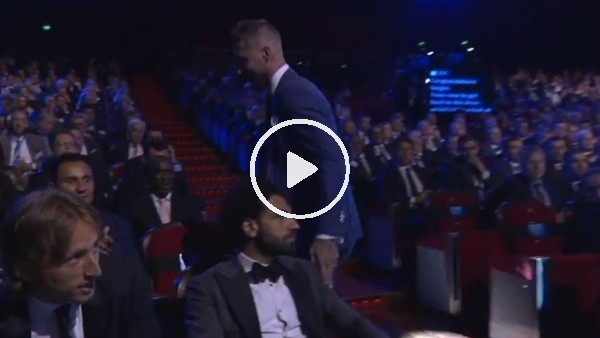 Sergio Ramos ödülünü aldı, Salah'ın omuza dokunadu!