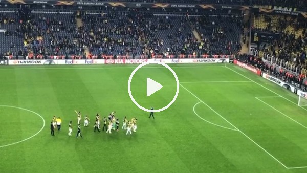 Fenerbahçeli futbolcular Koray Şener'in oturduğu tribüne doğru gitti