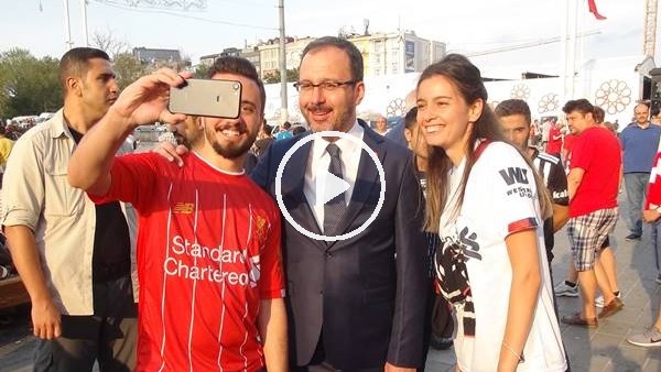 Bakan Kasapoğlu, maç öncesi Taksim!de taraftarlar ile bir araya geldi