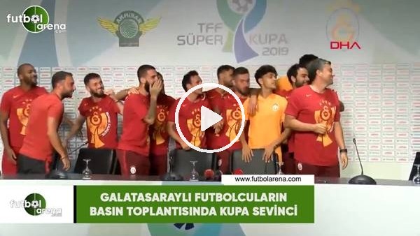 Galatasaraylı futbolcuların basın toplantısında kupa sevinci