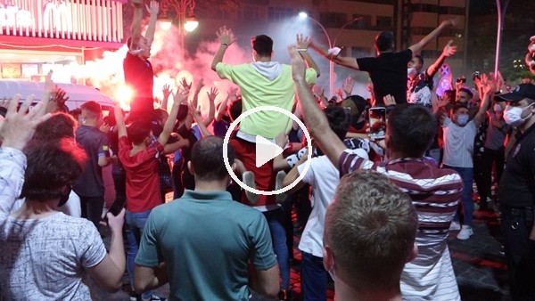 Trabzonspor taraftarı sevinçten arabayı salladı